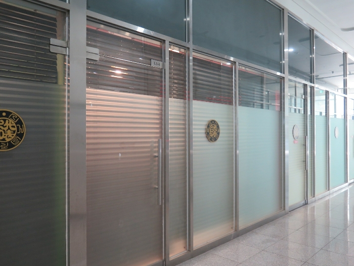 본건 기호1) 1층엘144호 건물 내부통로측 전경