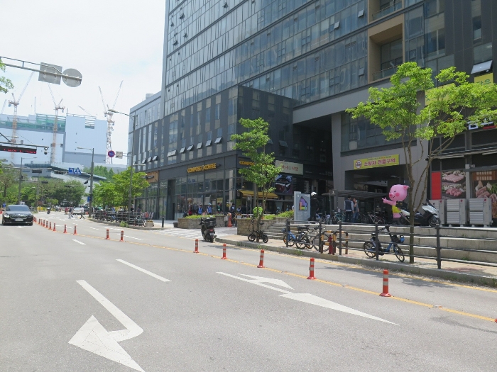 본건단지 북측도로 전경(본건 북서측 인근에서 촬영)