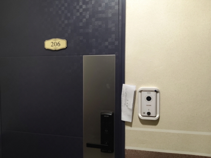 * 본건 목적물 206호 현관문 전경