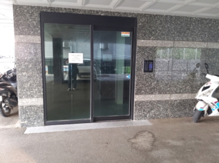 * 본건 목적물 공동출입구 전경