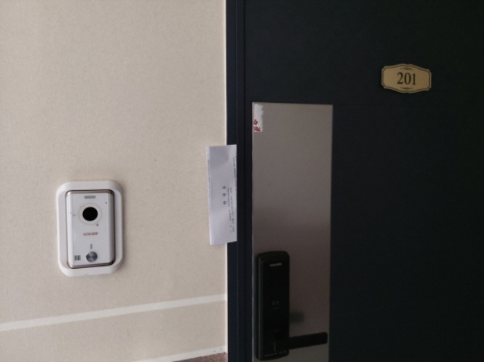 * 본건 목적물 201호 현관문 전경