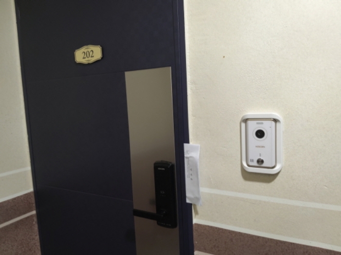 * 본건 목적물 202호 현관문 전경