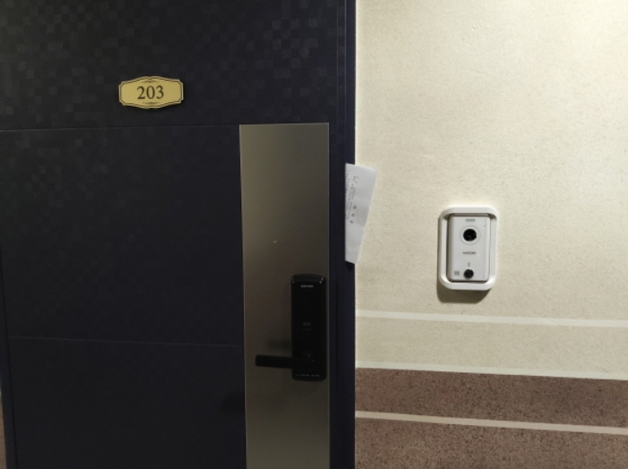 * 본건 목적물 203호 현관문 전경