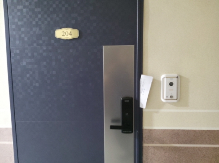 * 본건 목적물 204호 현관문 전경
