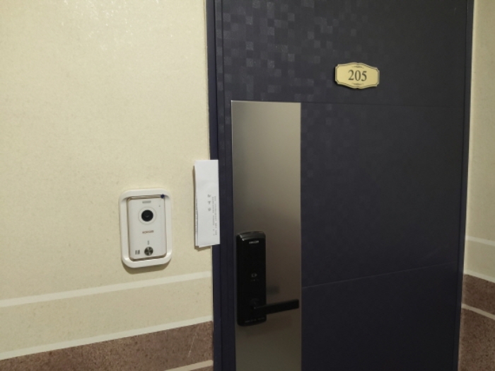 * 본건 목적물 205호 현관문 전경