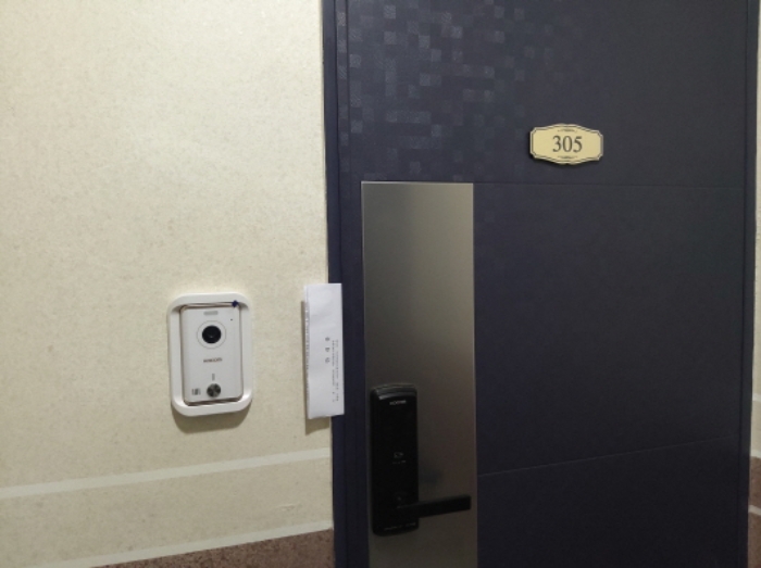 * 본건 목적물 305호 현관문 전경