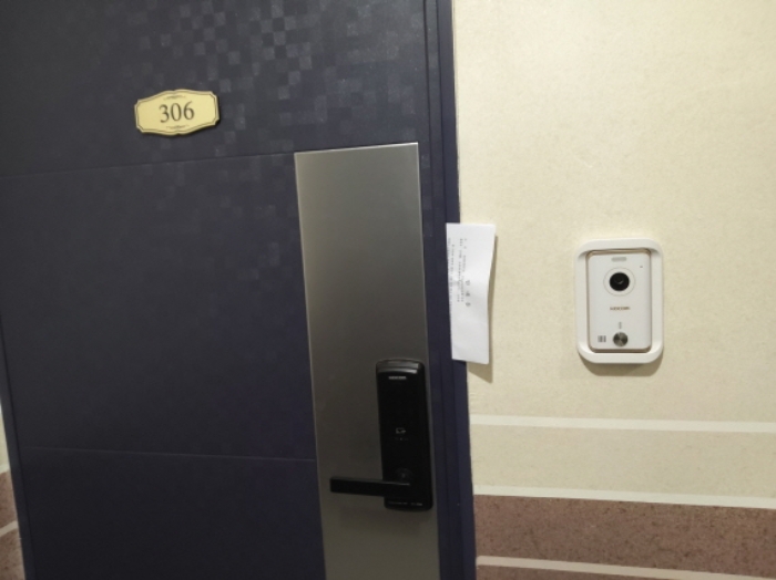 * 본건 목적물 306호 현관문 전경