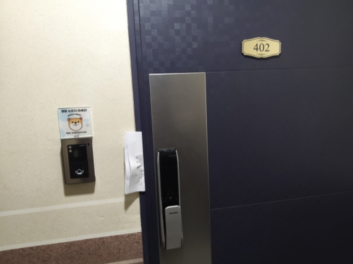 * 본건 목적물 402호 현관문 전경