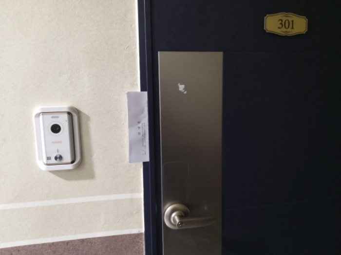 * 본건 목적물 301호 현관문 전경