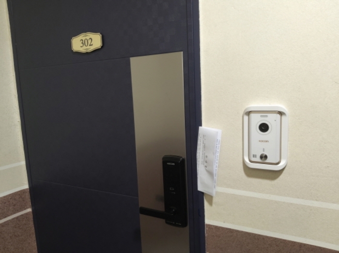 * 본건 목적물 302호 현관문 전경