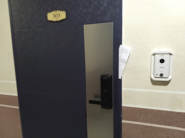 * 본건 목적물 303호 현관문 전경