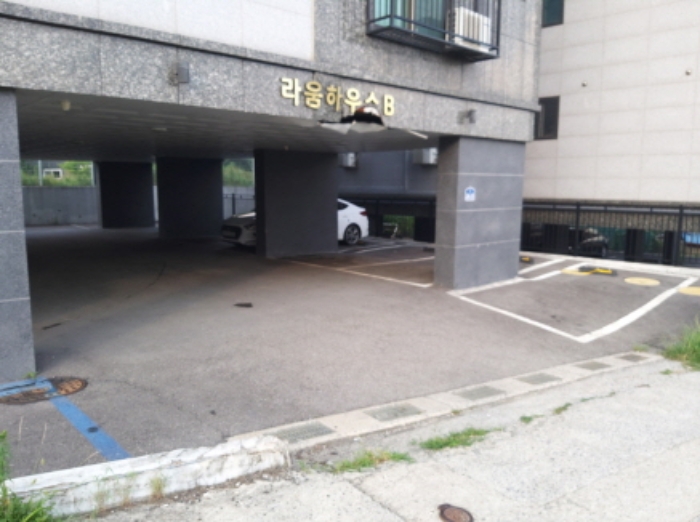 * 본건 목적물 출입구 전경