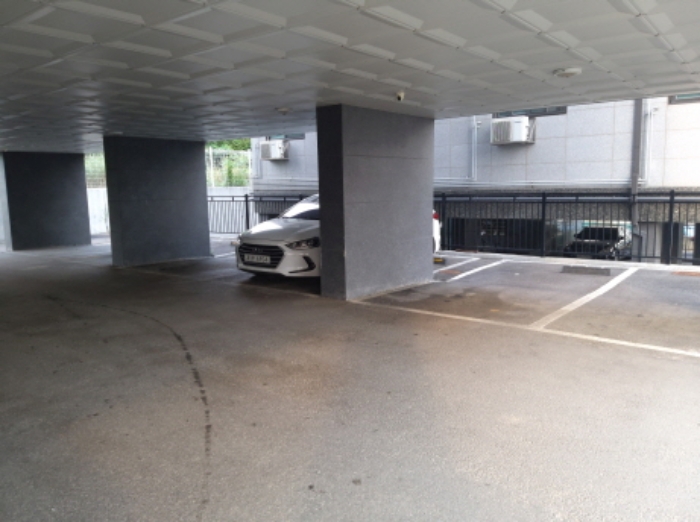 * 본건 목적물 주차장 전경