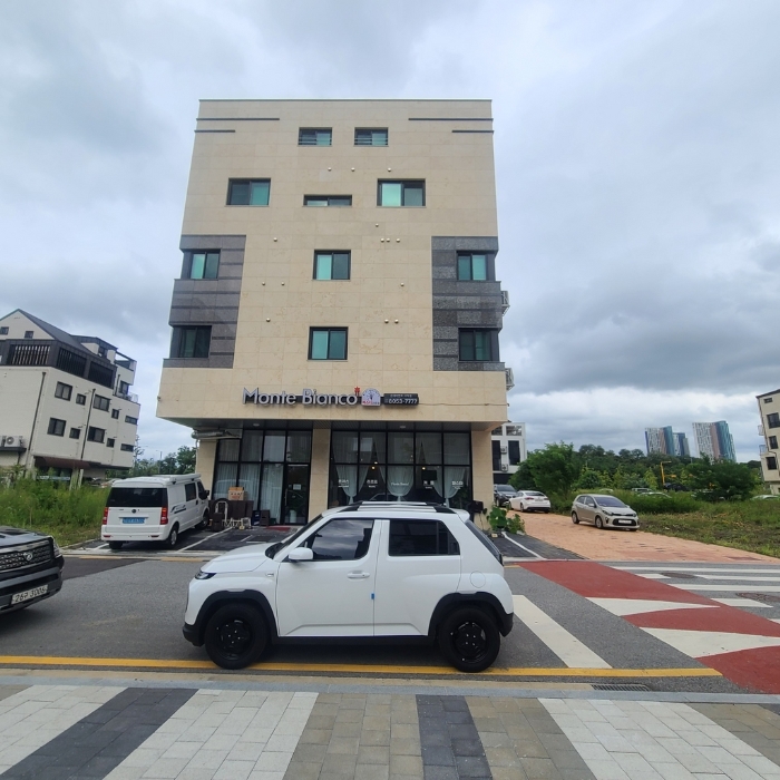 < 본건 전면근경(남측) >‘><br /><img src=