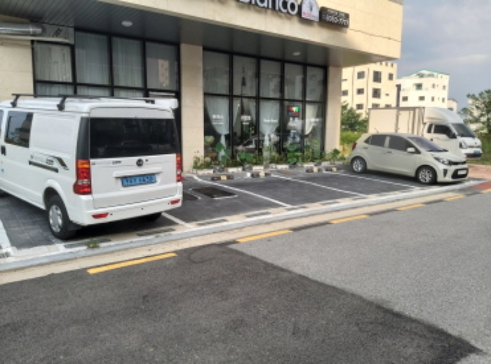 * 본건 목적물 주차장 전경