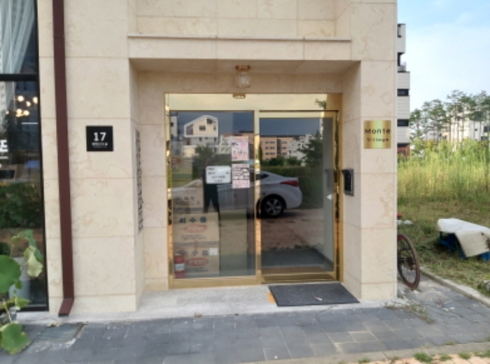 * 본건 목적물 공동출입구 전경