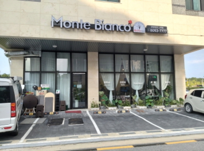 * 본건 목적물 1층 점포 전경