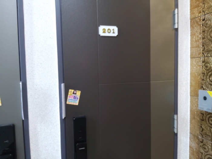 * 본건 목적물 201호 현관문 전경