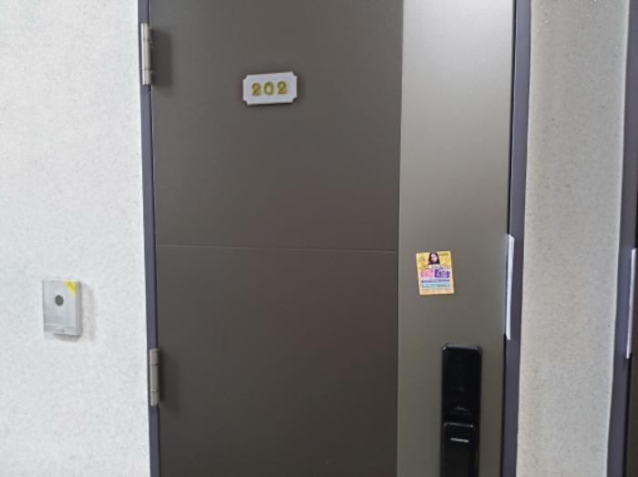 * 본건 목적물 202호 현관문 전경