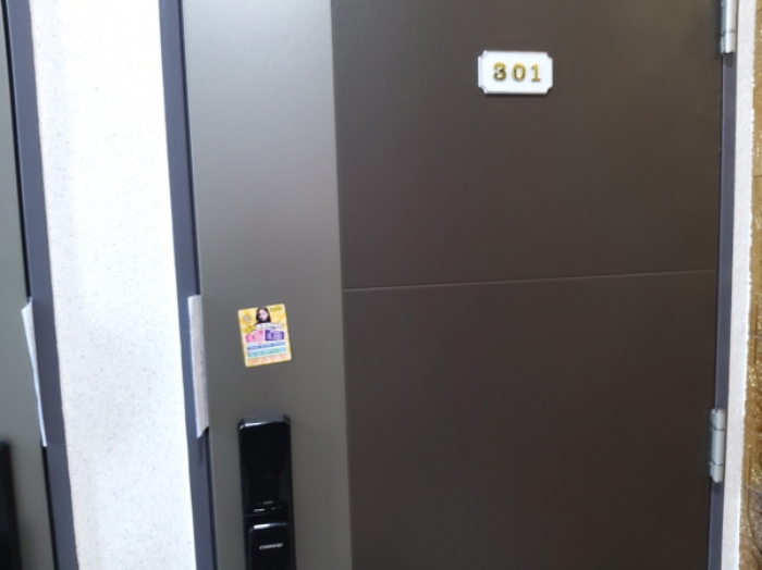 * 본건 목적물 301호 현관문 전경