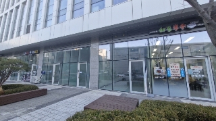 외부 113호 출입문 부근 전경 (사진은 오른쪽부터 111호, 112호, 113호, 114호)