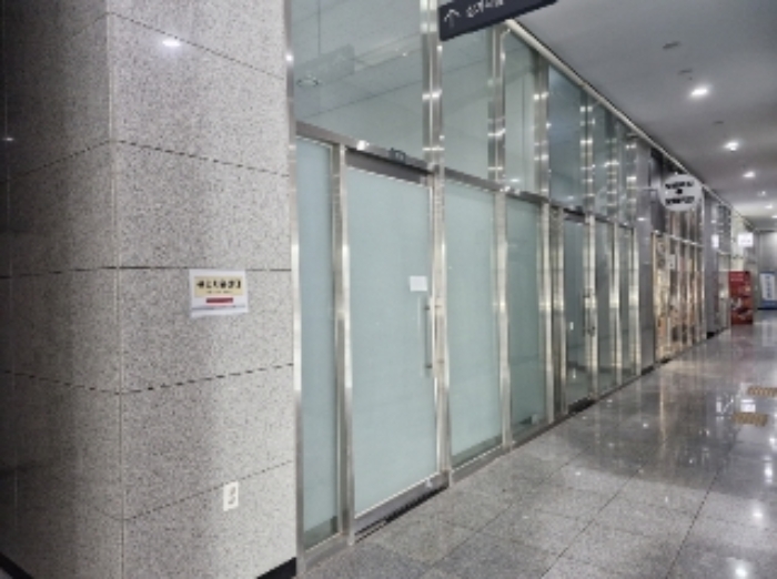 113호 출입문 (왼쪽 첫번째, 안내문 부착)