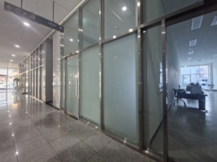 113호 출입문 (안내문 부착, 오른쪽은 114호 내부임)