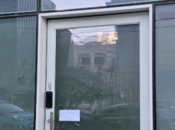 외부 113호 출입문(안내문 부착)