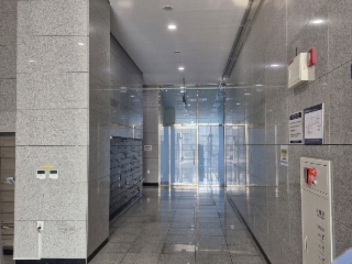 엘리베이터에서 본 113호 출입문