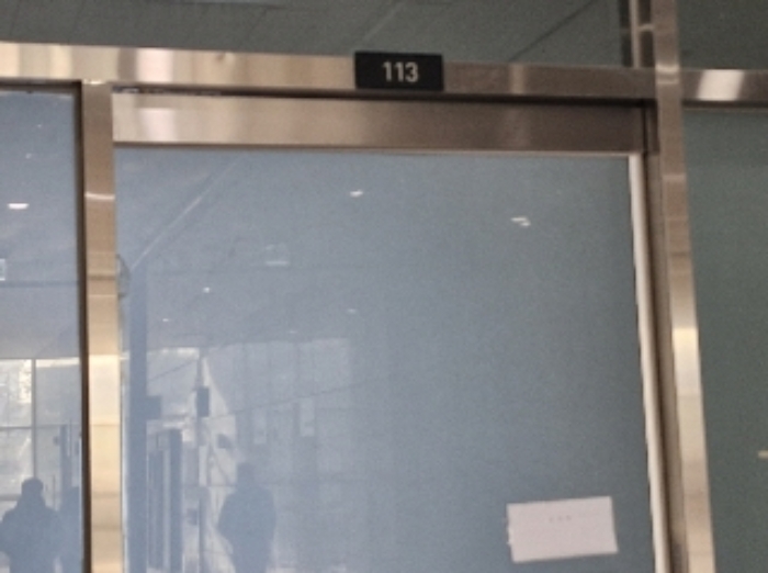 내부 113호 출입문 (안내문 부착)