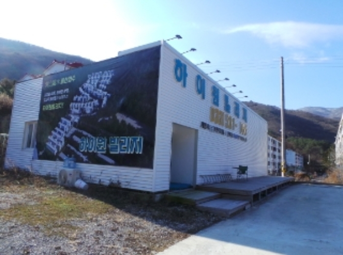 본건 지상에 소재하는 것으로 보이는 제시외 경량철골조 경량철골지붕 분양사무실