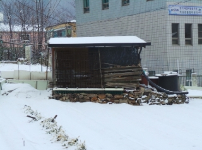 본건과 인접필지와의 경계부근에 소재하는 것으로 보이는 제시외 목조 간이창고(측량)