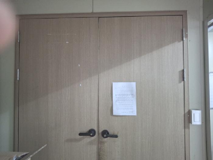 1층 공장 안내문 부착