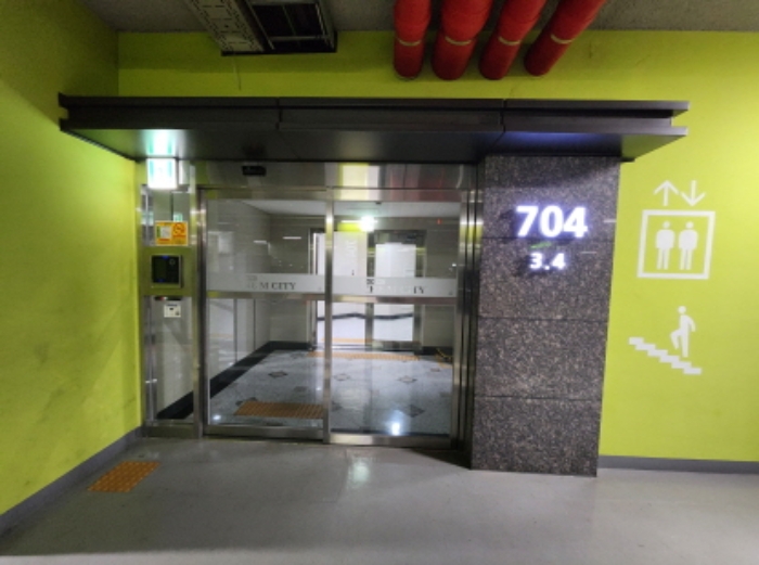 동 표시 및 지하 출입구 모습