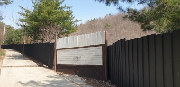 1번 부동산 지상 철제휀스 대문 모습