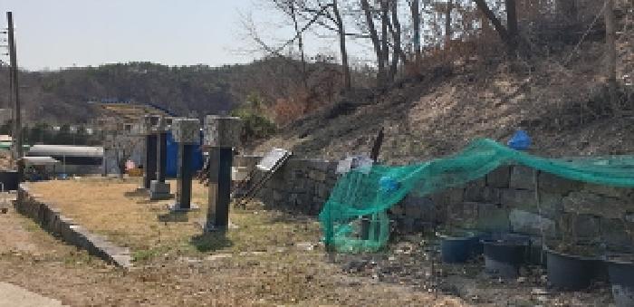2번 부동산 지상 수기의 비석 모습