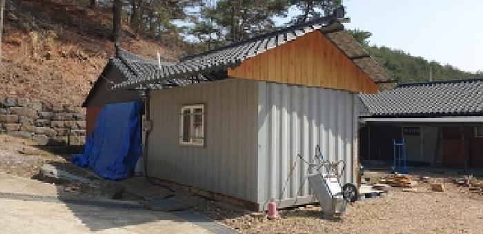 3번 부동산 지상 제시외 가림시설 1동과 제시외 컨테이너 1동 모습