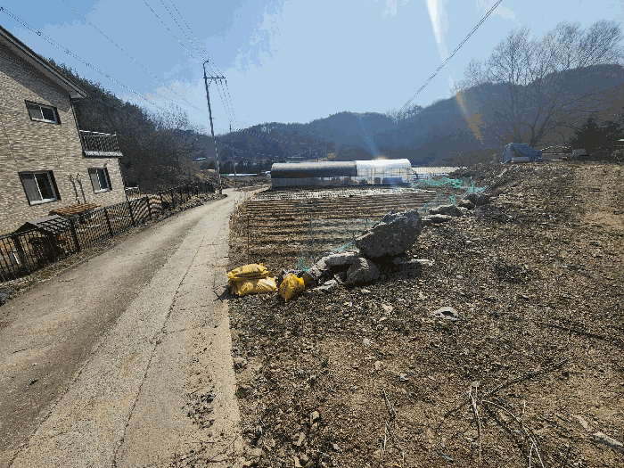 본건 토지 기호(4) 북동측 전경 및 일부 도로 부분