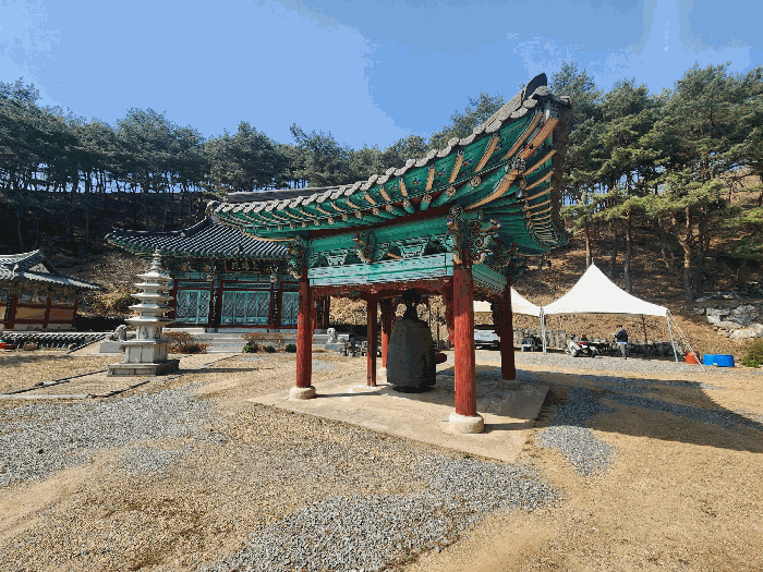 본건 토지 기호(5) 남동측 전경 및 타인소유 제시외 건물, 석탑