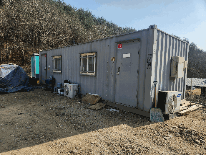 본건 토지 기호(1) 지상 타인소유 이동식 컨테이너 및 이동식 화장실