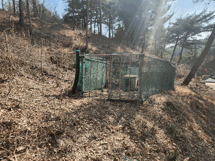 본건 토지 기호(2) 지상 철거 용이한 철구조물