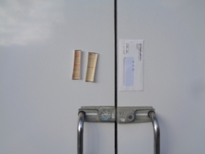 - 소재지 2(청귤로19) 제시건물 1층 제2종근린생활시설 서측 출입문 안내문 부착 사진