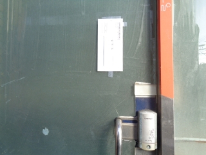 - 소재지 2(청귤로19) 제시건물 1층 제2종근린생활시설 북측 출입문 안내문 부착 사진