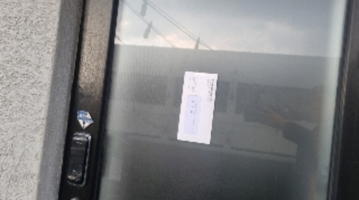 소재지2(일주동로 3653) 제시 건물 2층 현관문에 부착한 안내문