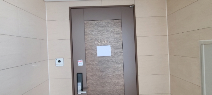 전유세대 출입문 전경(안내문 부착)