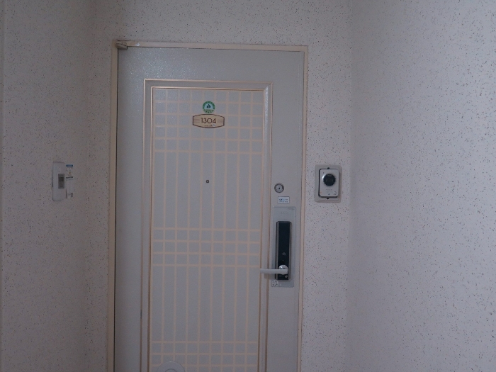 본건 13층 1304호 출입문 전경