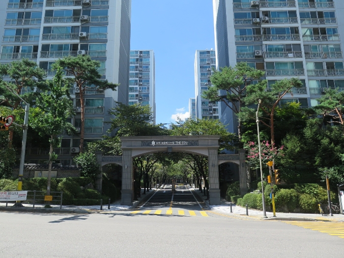 본건 남동측 단지출입구 전경