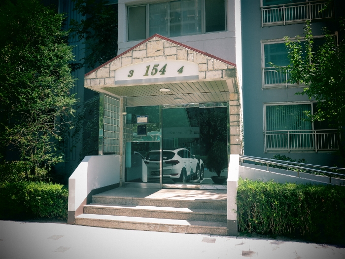 본건1층 출입문 전경