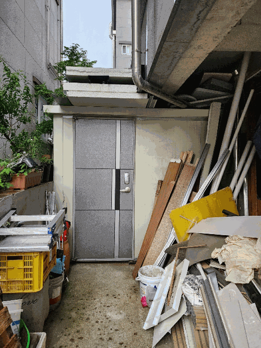 제시외건물 ㉡(1층 창고) 전경