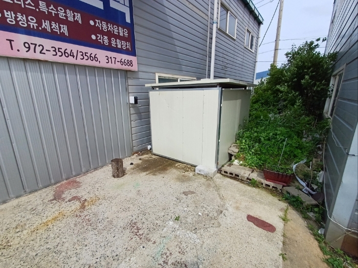 9. 제시외건물(ㄱ), (1)토지 위 소재